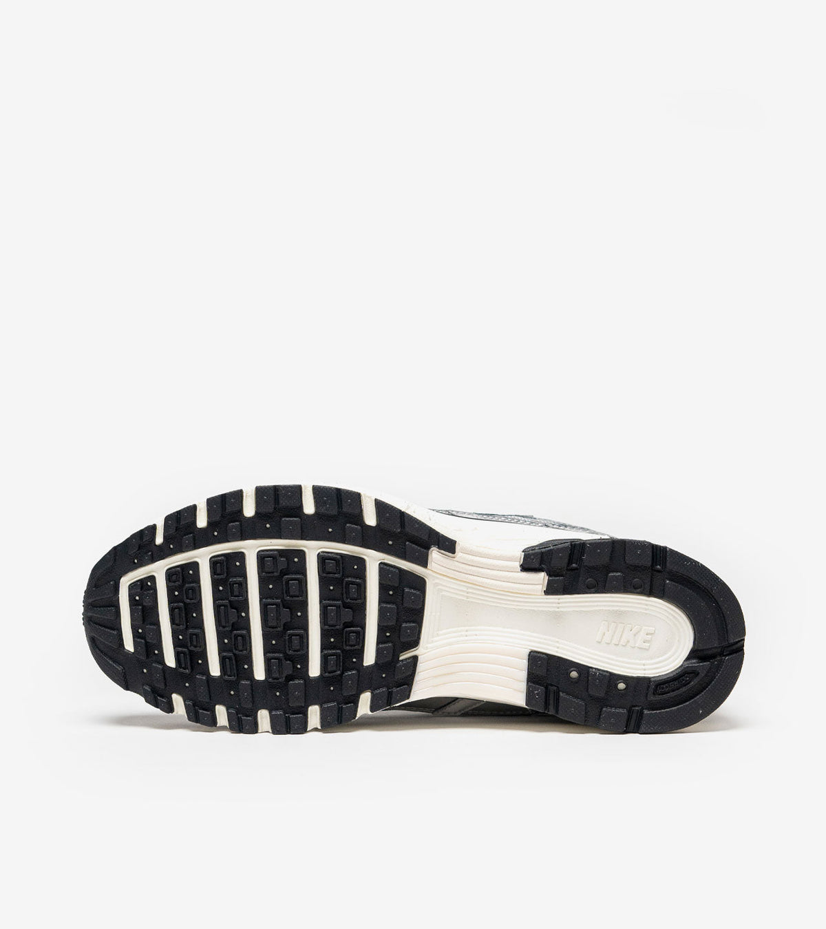 Nike P-6000 Metallic Silver – Moins de 200€